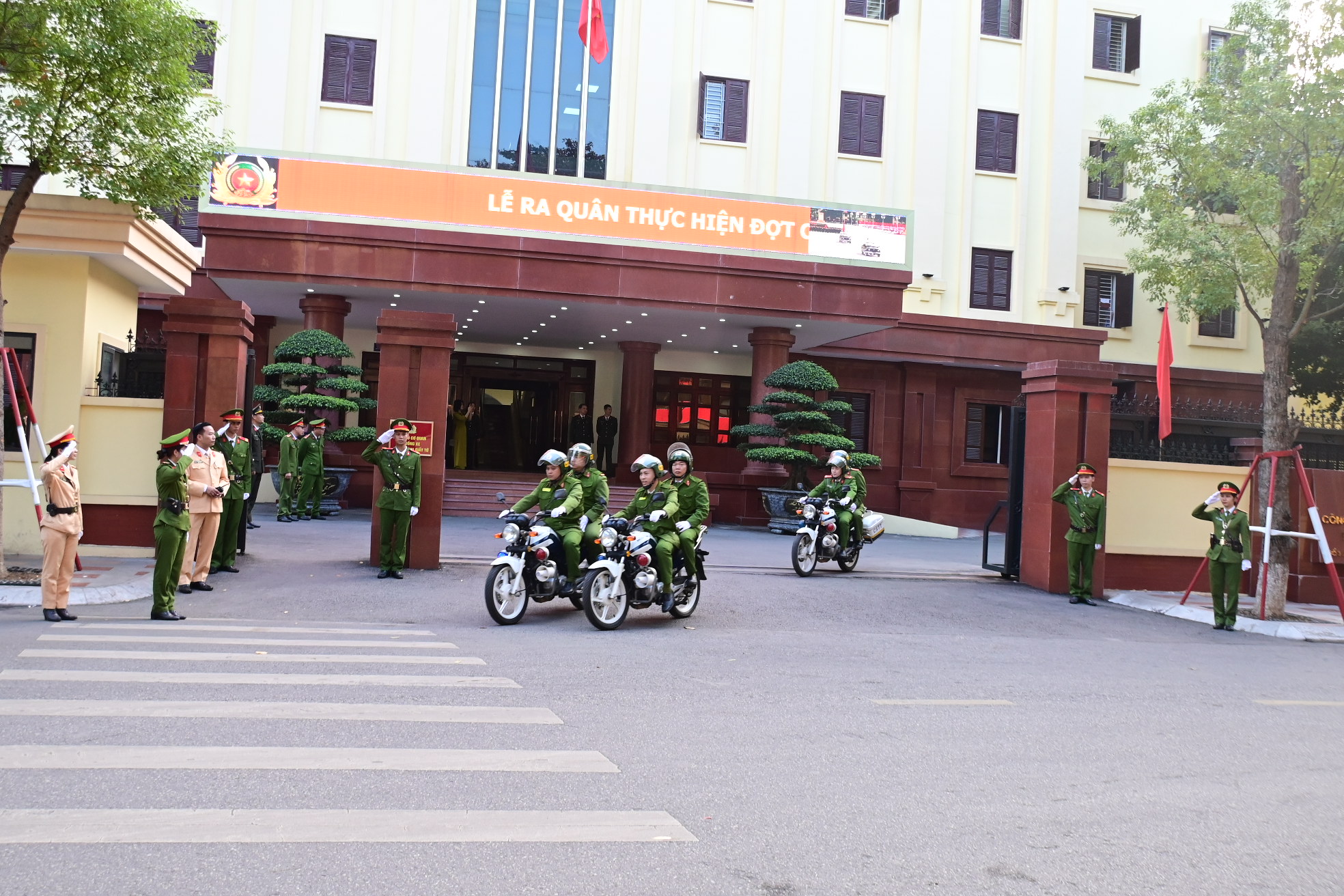 Người dân cảm ơn Phòng Cảnh sát Quản lý hành chính về trật tự xã hội